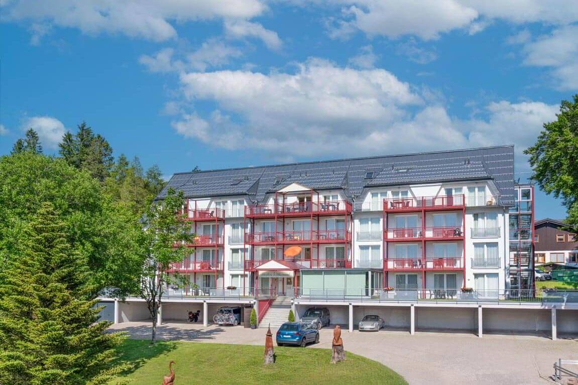 Apartmenthaus im Sommer bei blauem Himmel