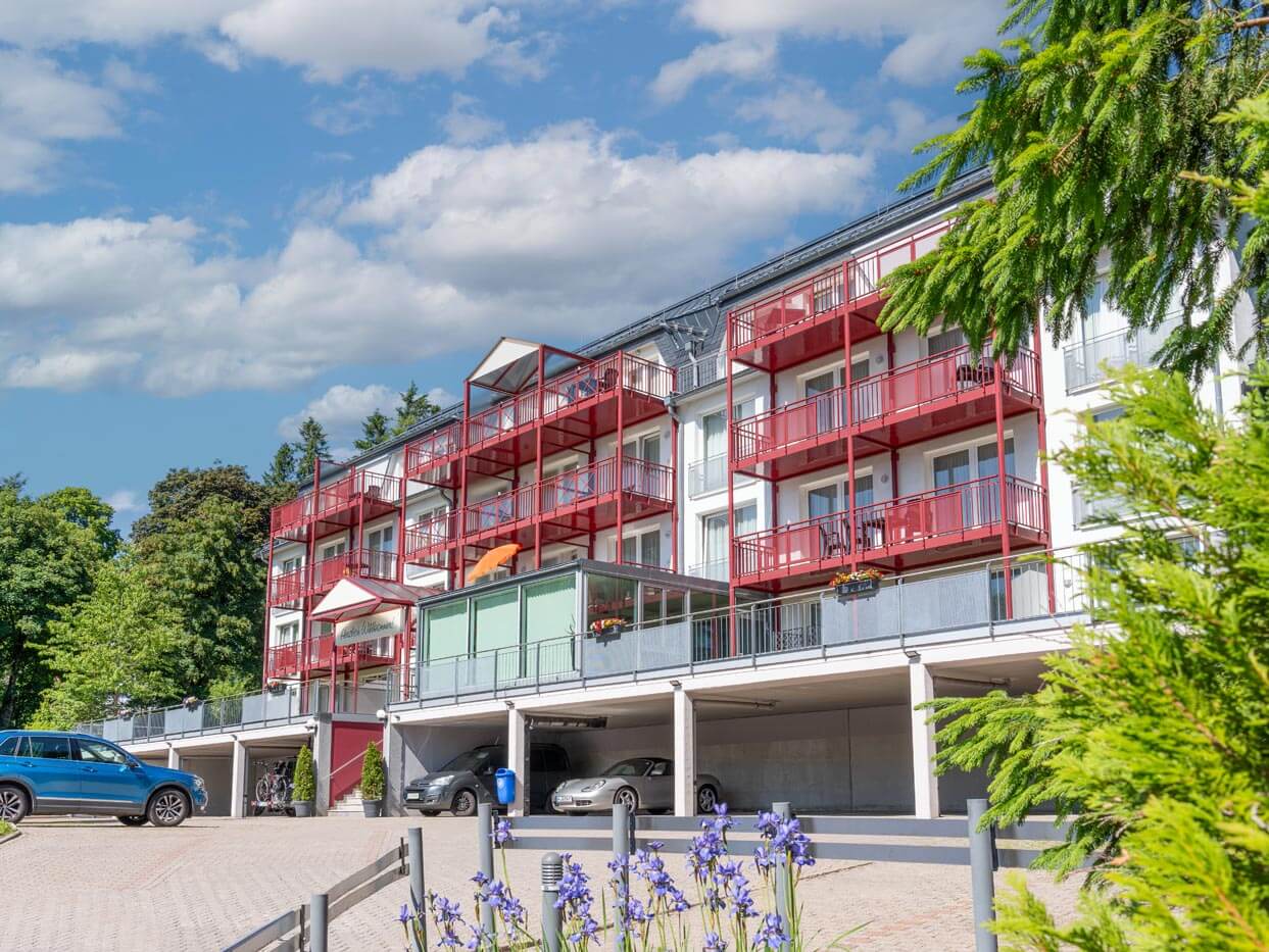 Blick vom Parkplatz zur sommerlichen Frontansicht