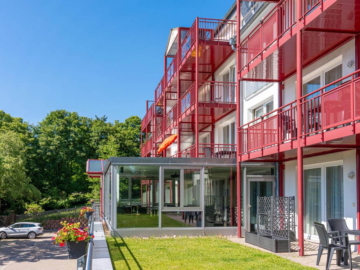 Blick von der Terrasse zu den roten Balkonen