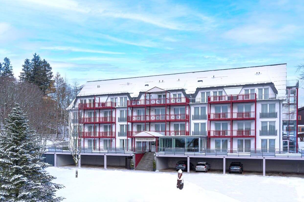 Das Chalet im Winter mit Schnee und blauem Himmel.