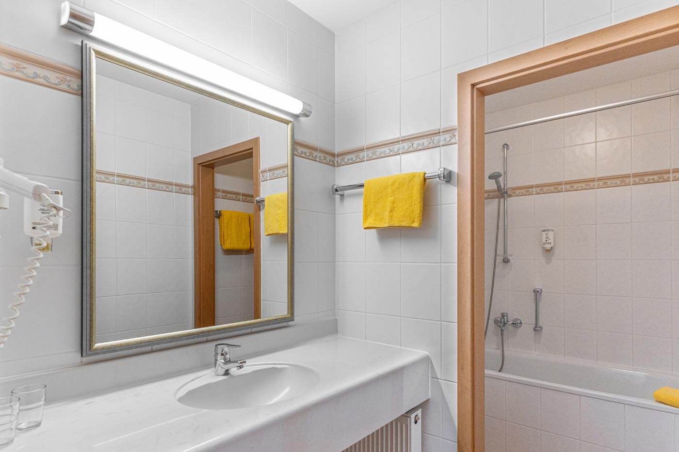 Badezimmer des Economy Apartment, WC und Dusche sind separat