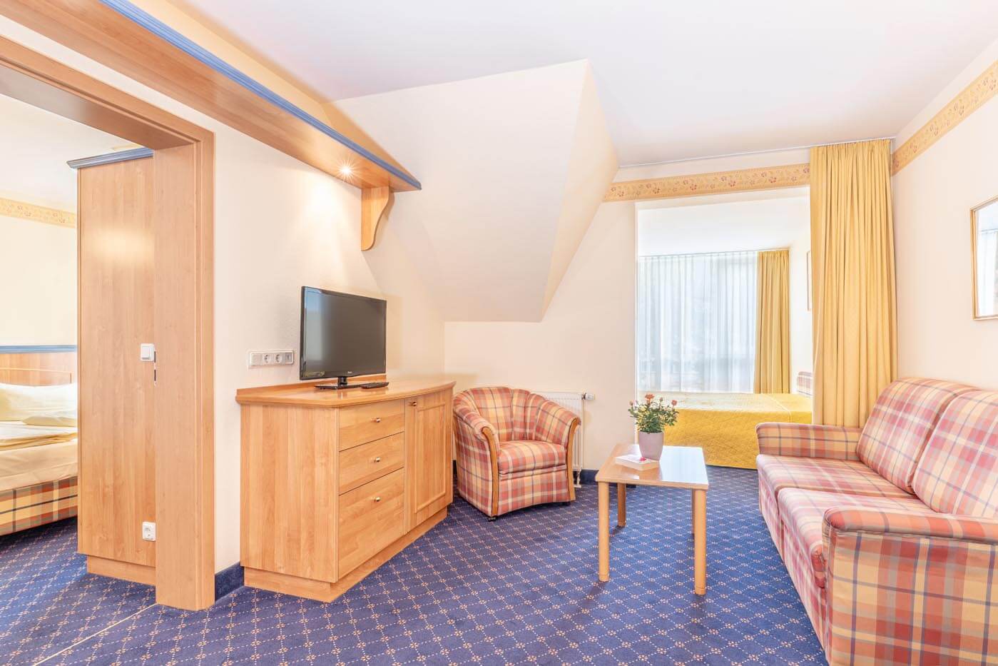 Blick in den Wohnbereich, die Loggia und den Schlafbereich