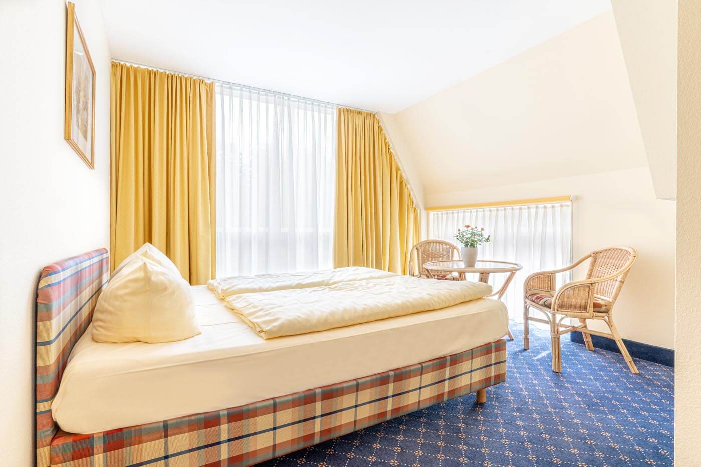 Lichtdurchfluete Loggia mit Doppelbett und Sitzgruppe