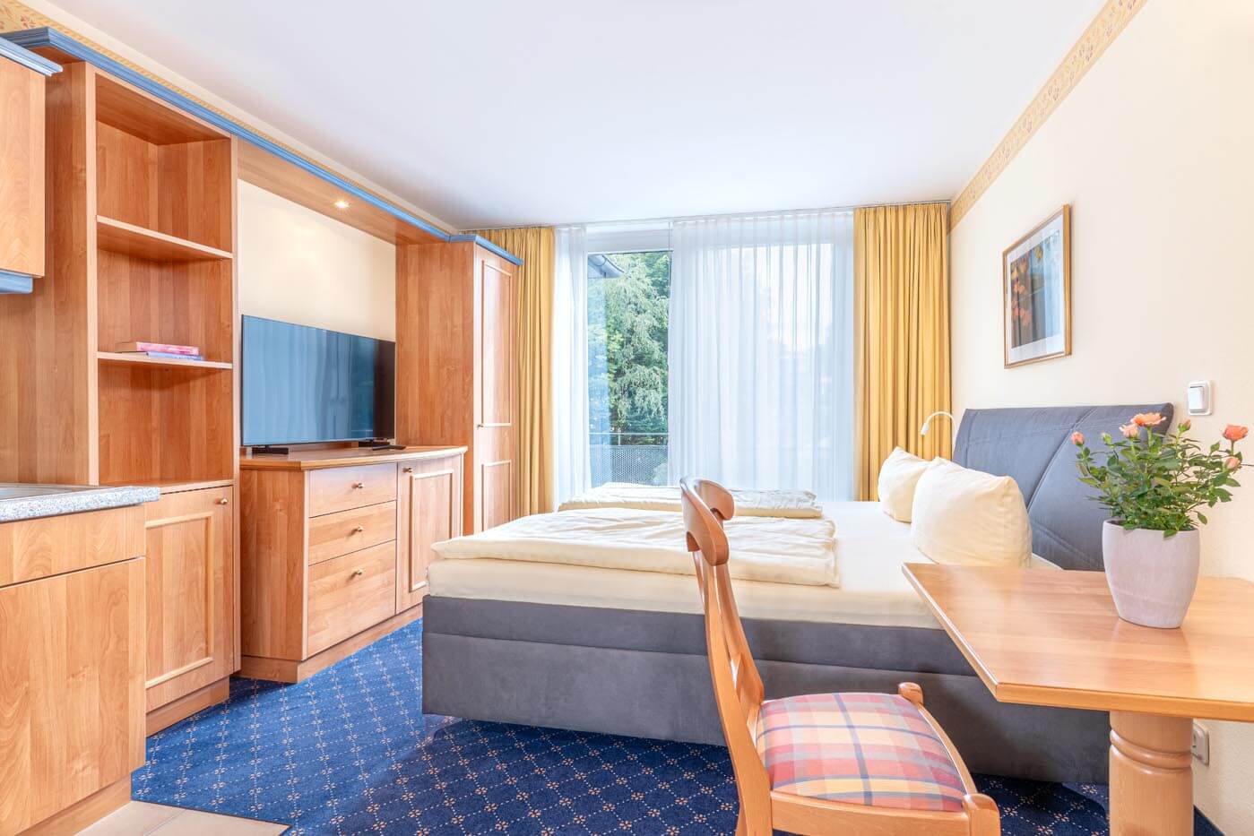 Blick von der Sitzecke durchs Zimmer